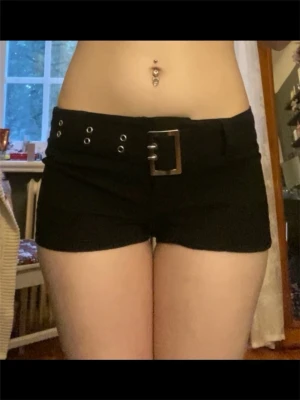 Svarta lågmidjade shorts - Coola lågmidjadd shorts ifrån h&m med bälte🖤de har inga fickor🖤