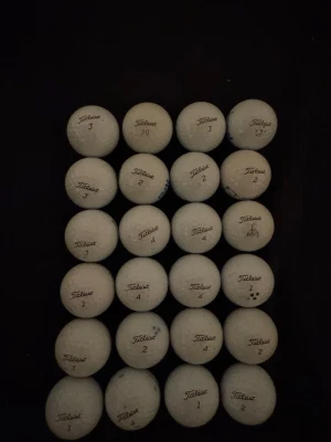 24st Titleist Pro V1 - Säljer 24st Titleist PRO V1 golfbollar i fint skick. Tvättad och kontrollerad, finns även andra märken och modeller vid intresse hör av er!