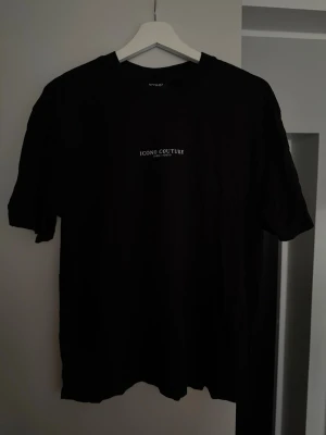 T-Shirt New Yorker - Min sambo använder ej denna längre därav säljs den. 😊 Använd ett par gånger men i väldigt fint skick. Ingenting alls att anmärka på. 🌸Tryck på både framsida & baksida.  Skulle säga att den är normal i storlek, den är ju även en relaxed fit. 👍🏼