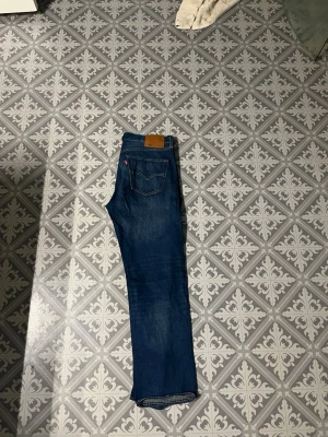 Levi's 501 blå raka jeans - Klassiska blå Levi's 501 jeans. Knappt använda. Storlek W34 och L 30. Perfekt till hösten och spara lite pengar i plånboken nu efter sommaren😊😊