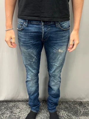 Jack&jones jeans Slim glenn - Mycket bra skick i storlek W34/L32, jag är 185 cm och väger ca 76 kg och de sitter lite för tajt