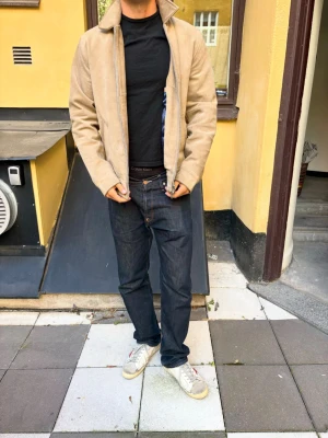 Mocka Jacka Human Scales - Mocka Jacka från Human Scales, modell Alfons Bra skick. Har dock tydliga täcken på användning eftersom det ar mocka lader. VIKTIGT: Finns ett hål i det blå tyget inuti jackan, se sista bilden. Modellen är 180cm och väger 70kg