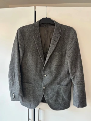 Superfin grå tiger of sweden kavaj 50 - Väldigt snygg elegant och eftertraktad grå tiger of sweden kavaj i storlek 50 (M). Jättefint topp skick! Grym passform perfekt nu till hösten och tveka inte vid minsta fråga eller fundering!