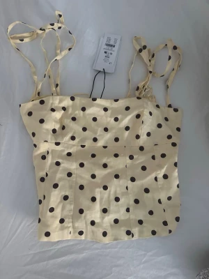 Gina Tricot - Söt topp från Gina som tyvärr är för liten. Köpt för 300🥰