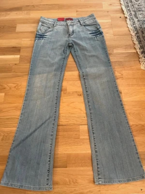 Lågmidjade utsvängda jeans - Säljer dessa supersnygga lågmidjade utsvängda jeans, det står storlek 31 på jeansen men de är små i storlek!! Måtten är 37cm i midjan och 83 i innerbenslängden💗 helt nya, säljer då de tyvärr inte passar mig☹️ nypris 799kr