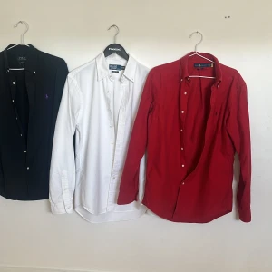 Ralph lauren skjortor  - Säljer den vita och den svarta. 