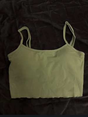 Ljusgrön ribbad bikini top - Ljusgrön ribbad bikini top med smala axelband och croppad passform. Tillverkad i mjukt och stretchigt material som sitter bekvämt. Enkel och stilren design.