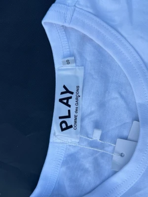 Comme de garcons t shirt  - Comme de garcons t shirt i nytt skick och alla lappar sitter kvar. Den är i storlek S och pris kan diskuteras vid snabb affär👍