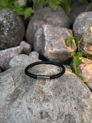 Svart flätat armband - Riktig stilrent och fint armband