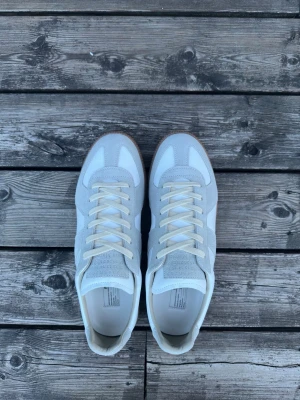 Maison Margiela Gats - Säljer ett par maison margiela gats i en grå vit colourway. Nästan helt nya och alla tillbehör så som box och dustbags medföljer✅ 