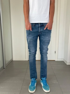 Dondup George Jeans  - Säljer dessa Dondup George Jeans. Mått ca 39 o 98 cm. Moddelen är 183 o väger 68 kg, skriv för fler bilder/frågor🙌🏼 