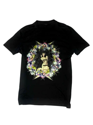 Givenchy tshirt - Storlek XL på lappen men passar mer som  L