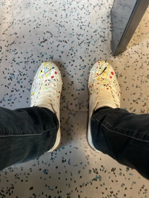 Maison margiela gats paint splatter - Vita mm gats med färgstänk. Fint bra skick, ingen defekt bara en liten svart prick där bak av olja, samt lite färg på högersidan av den högra skon som syns på bild 4. Inget som man lägger märket till, och det går nog bort med en liten tvätt. Annars väldigt fint skick. Strlk 42. Pris inte hugget i sten