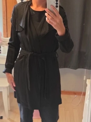 Svart trenchcoat med knytskärp - Tunn. Storlek 32 men passar mig som är 36.