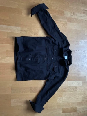 Overahirt - Säljer overahirt från Jack and Jones. Aldrig använd, bara legat i garderoben. Storlek xs