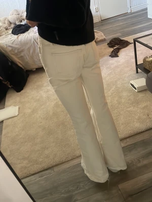 Vita jeans  - Low waist vita jeans, aldrig använda, bra skick förutom att jag försökt sprätta up dom så dom blir längre, så det är liiite märken längst ner på benen men abslout inte nått man tänker på!! 
