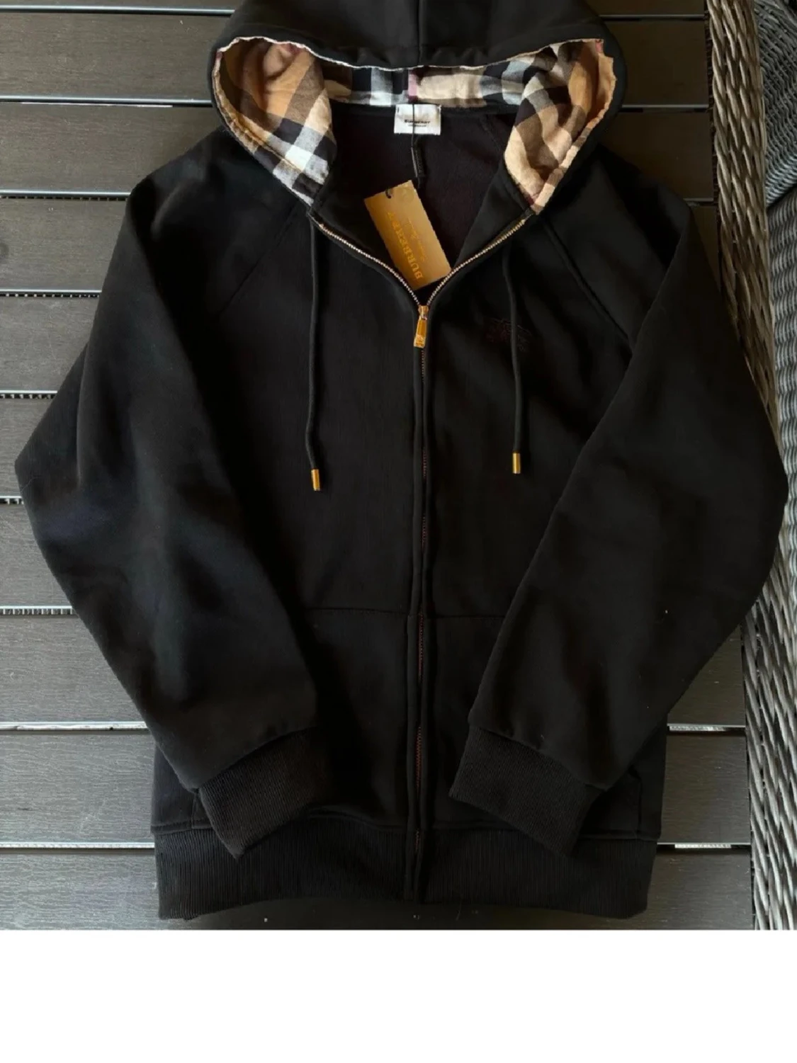 Svart hoodie med rutigt foder