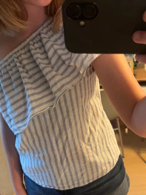 Off shoulder topp - Står inte storleken, men passar S/M. Superfint skick, använd fåtal gånger!