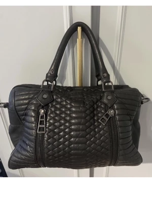 Quiltad Zadig & Voltaire Sunny bag  - Fin Zadig väska som är quiltad i svart läder ❤️Den heter Sunny Bag och är i den största modellen. Den har ett litet hål i sig på botten därav priset. Nypris låg omkring 6000kr. Perfekt att använda till skolan eller till en snygg outfit. 
