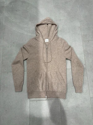 John Henric Kashmir zip  - Otroligt skön Kashmir zip från john Henric. Använd några enstaka gånger. 100% Kashmir. Köpt för 2,499kr på nk i Gbg!