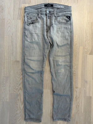 Replay jeans - Replay jeans | Modell: Anbass | Storlek 29/30 | Bra skick, defekt i bild | Midja: 37,5cm Ytterben: 96cm