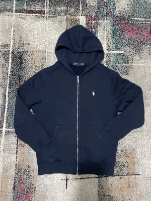 Ralph lauren Kofta - Säljer denna riktigt snygga RL koftan för endast 299kr! Kostan är i gott skick och har även med snörren. Skriv till om ni är intresserade eller har funderingar !