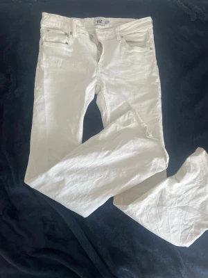 Vita bootcut jeans - Säljer ett par vita jeans från lager 157 i storlek M full ! Nästan aldrig använda 💕