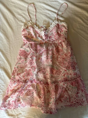 Rosa klänning från Hollister med lite öppen rygg - Söt rosa klänning från Hollister, aldrig använt