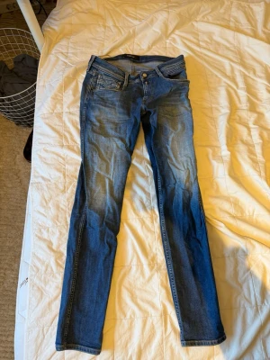 Replay Anbass herr jeans - Schyssta Replay jeans som jag säljer då jag har växt ut dem. Fortfarande väldigt bra skick då jag tog väl hand om de och de har den här snygga mörkblåa färgen som passar perfekt till hösten framför oss! Priset är lågt och inte diskuterbart.