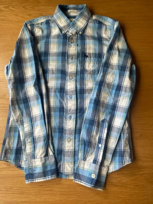 Abercrombie and fitch vintage skjorta S - Säljer en skjorta i nästintill nyskick. Använd få gånger från ett djur och rökfritt hem!! Liten i storleken. Kom gärna med funderingar och prisförslag!🤗