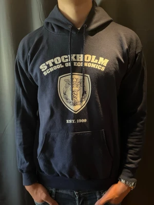 Stockholm hoodie  (School of Economics) - Storlek M dock lite mer åt S hållet. Själv är jag 185 och den är ganska liten i ärmarna. Annars aldrig använd o har riktigt skön passform! Hör av er vid funderingar 🙌