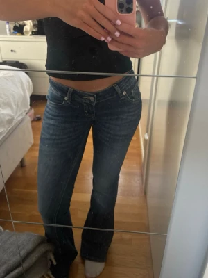 Mörkblå lågmidjade bootcut jeans - Säljer dessa skitsnygga lågmidjade bootcut jeansen från lager 157. De är i modellen blaze.