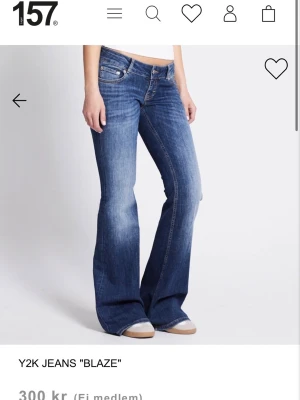Blå bootcut Y2K jeans - Säljer ett par blå Y2K-inspirerade jeans med bootcut passform och låg midja. Jeansen har klassiska fem fickor, slitningar och en snygg tvättad look. Perfekta för dig som gillar retrostil och vill ha ett par jeans som sticker ut.