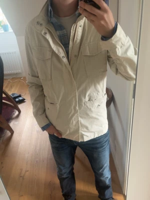 John Henric jacka - En snygg jacka! Perfekt till höst. Storlek är Xs men stämmer inte, passar mycket bättre S. Hör av er vid frågor och intresse!