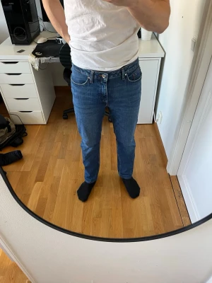 Blå jeans från Tiger of Sweden - Säljer ett par klassiska blå jeans från Tiger of Sweden. Jeansen har rak passform, fem fickor och snygga kontrastsömmar. Hör gärna av dig vid frågor!                                     Storlek: W31 L32