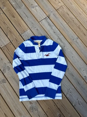 Hollister Vintage 2000s Henley - Säljer denna Hollister Henley i mycket bra skick, inga defekter! Storlek S men passar XS. Passar perfekt för dig som är mellan 165-172! Hör av er vid frågor eller minsta fundering 🙌  Se mått nedan:  Längd: 60 cm  Bred: 41 cm  Ärm: 60,5 cm