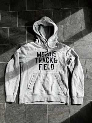 Morris Hoodie - Exklusiv - Tja! Säljer nu min exklusiva Morris hoodie med text! Storleken är S och skicket är mycket bra och har inga tecken på användning! Nypris på hoodien är över 2000kr! Vid frågor eller funderingar är det bara att höra av sig!