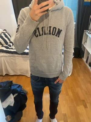 Grå stickad hoodie från Morris  - Säljer nu denna otroligt sköna och stilrena  stickade hoodien från Morris!! Storlek Medium✌️pris går att diskuteras vid snabb afffär😄skriv om du har några frågor!!