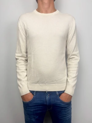 These Glory Days T Leon Round Neck Tröja 100% Merinoull L Offwhite - Stilren offwhite merinoulltröja från These Glory Days i modell T Leon Round Neck  Storlek L, men passar mer storlek M!  Tillverkad i 100% merinoull med finribbade muddar och klassisk, slim/regular passform. Fint skick utan anmärkningar (Grade B).  Mått [platt] A: 64 cm B: 65 cm C: 47 cm  Lite för liten på mig i bilden som är 189 cm lång då den är för kort. Kolla måtten ovan o jämför! Tveka inte att höra av dig vid frågor eller funderingar.  Skickas snabbt!