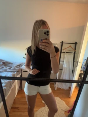 Vita denimshorts - Använt få gånger!  Jag står inte för frakt, tar gärna emot bud under det satta priset för kompromiss!💗   Allt jag säljer är i stort sätt i nytt skick för ett lägre pris, kolla in resten av mina artiklar i min profil!