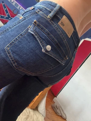Mörkblå bootcut jeans från Lager - Snygga mörkblå jeans med bootcut-modell från 157. Klassisk femficksdesign med kontrastsömmar och låg midja. Jeansen har en stilren look och passar perfekt till många olika outfits. Storlek är S Short length och säljer därav det är en för liten storlek för mig. Inga fel alls på dom. 