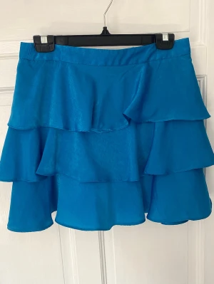 Zara volangkjol  - Minikjol med volanger från Zara.                                             Använd fåtal gånger och är i väldigt bra skick!                    Storlek M✨