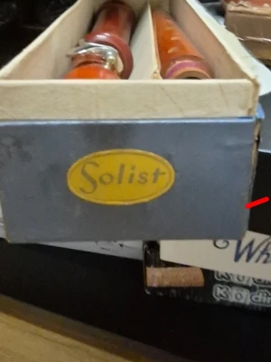 Blockflöjt i trä från Solist - Säljer en klassisk blockflöjt i trä från Solist. Flöjten är brun med silverfärgade detaljer och levereras i originalkartong. Perfekt för dig som vill spela musik eller samla på instrument.