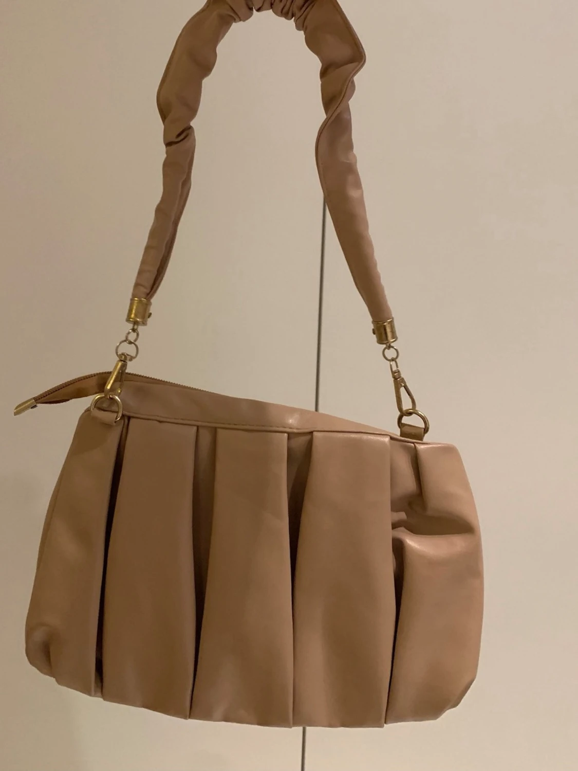 Beige axelremsväska med veckad design - 1