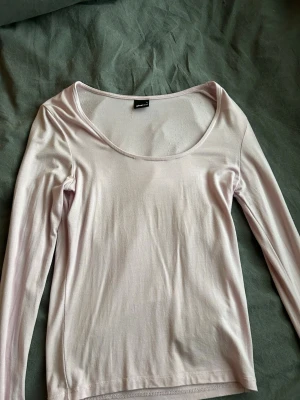 Rosa topp - Gina tricot - Tunn rosa topp från gina med en liten slits längs armen💓 Vet ej riktigt vad som är acceptabelt pris för den men kan alltid diskuteras!