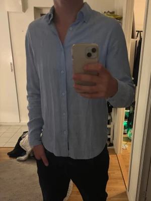 Ralph lauren Ljusblå linneskjorta  - Säljer en stilren ralph lauren ljusblå skjorta i linne med klassisk krage. 