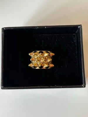Edblad Peak Ring Gold – stl 17,5 - Säljer en jättefin statementring från Edblad i storlek 17,5. 💛 Ringen har en cool design med små nitar/spikar och passar perfekt både att bära själv eller tillsammans med andra ringar. Säljs då den inte kommer till användning längre.🥰