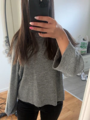 Grå oversized stickad tröja - Mysig grå stickad tröja med avslappnad passform och vida ärmar. Passar till både jeans och kjol för en chill look. Skriv för fler bilder eller funderingar!💞