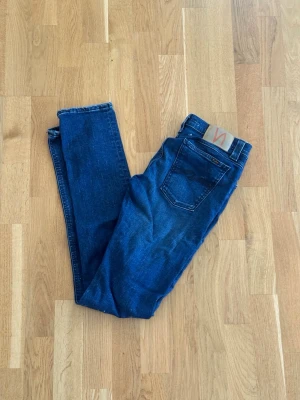 Nudie Jeans - Säljer ett par riktigt snygga Nudie jeans. Storleken på jeansen är W28, L34. Passar XS/S. Perfekta till vardagslooken och passar till det mesta. Säljs för 299kr pga att jag inte får användning av dem och nypris är 1500-1800kr!☺️