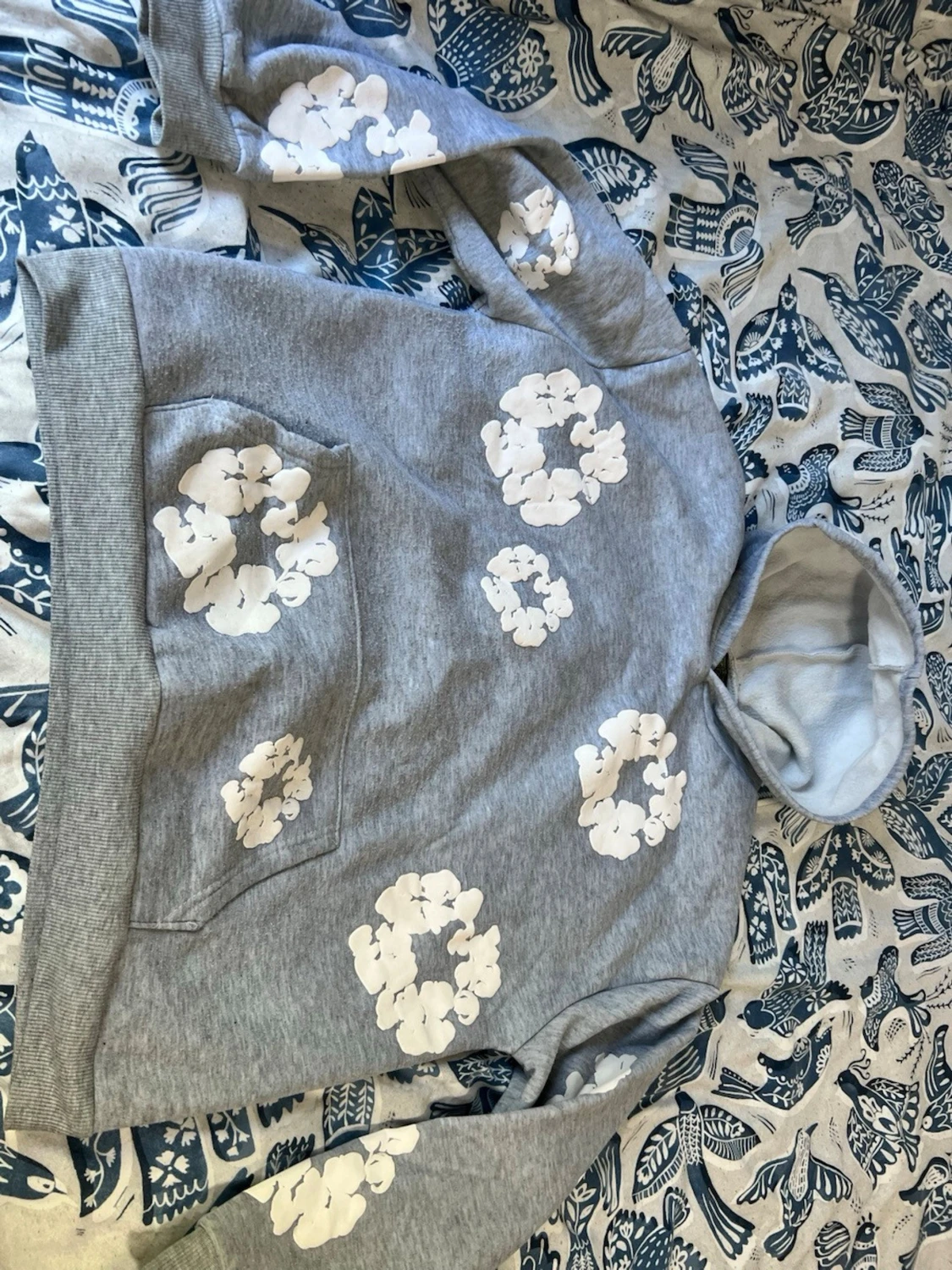 Grå hoodie med vita blommor Denim Tears